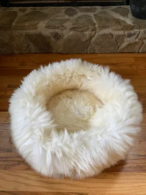 MEDIUM Ivory Sheepskin Pet Bed